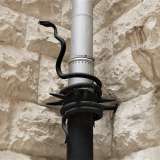 Bisce d'acqua in metallo si inseguono lungo le giunture degli otto tubi che fanno defluire l'acqua piovana: questo animale un tempo veniva utilizzato per mantenere pulite le cisterne. Per Cambellotti dovevano rappresentare la purezza dell'acqua